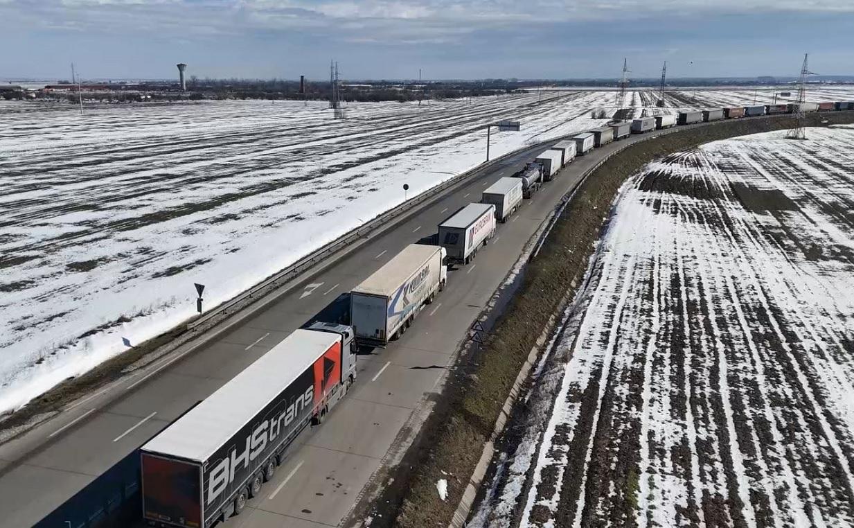 Circulaţie paralizată la graniţa cu Bulgaria. Mii de şoferi au aşteptat ore întregi să treacă Dunărea