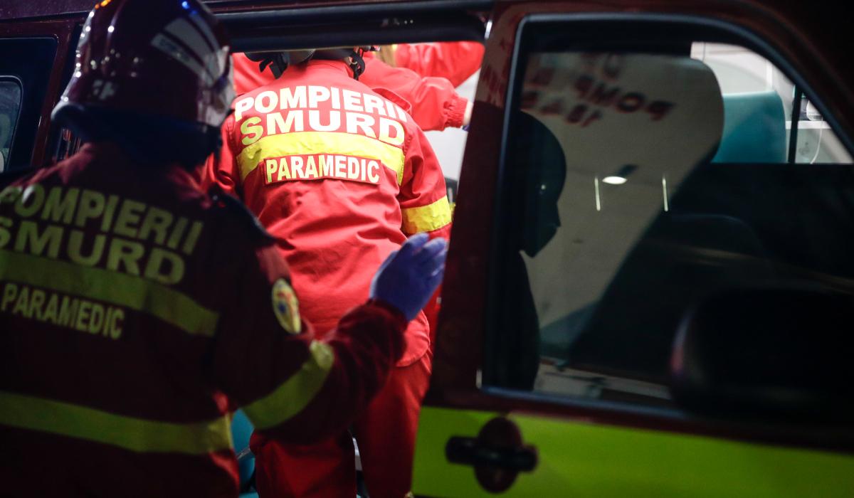 Un băiat de 11 ani s-a urcat la volan şi şi-a strivit mama de un zid, într-un moment de neatenţie