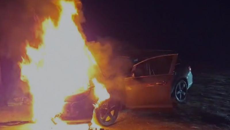 O maşină în care se aflau doi adulţi şi un copil aluat foc în mers, în Caraş-Severin