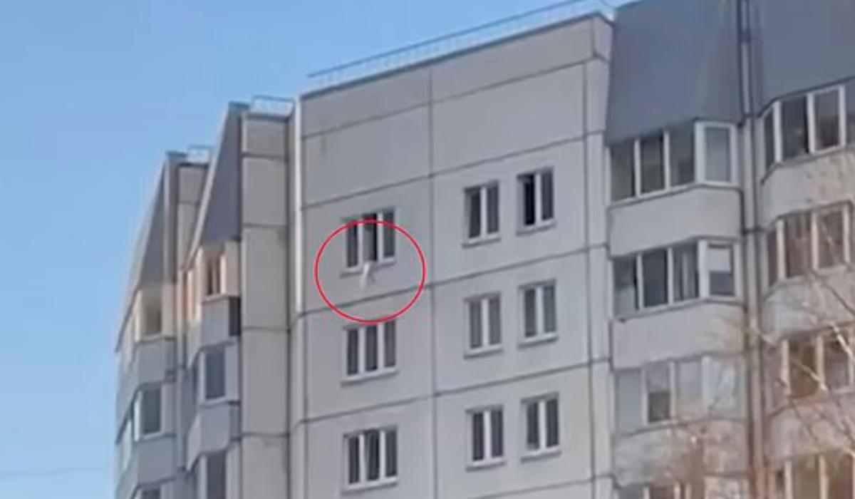 Momentul în care un copil de 1 an şi jumătate este prins într-o haină după ce a căzut de la etajul 10