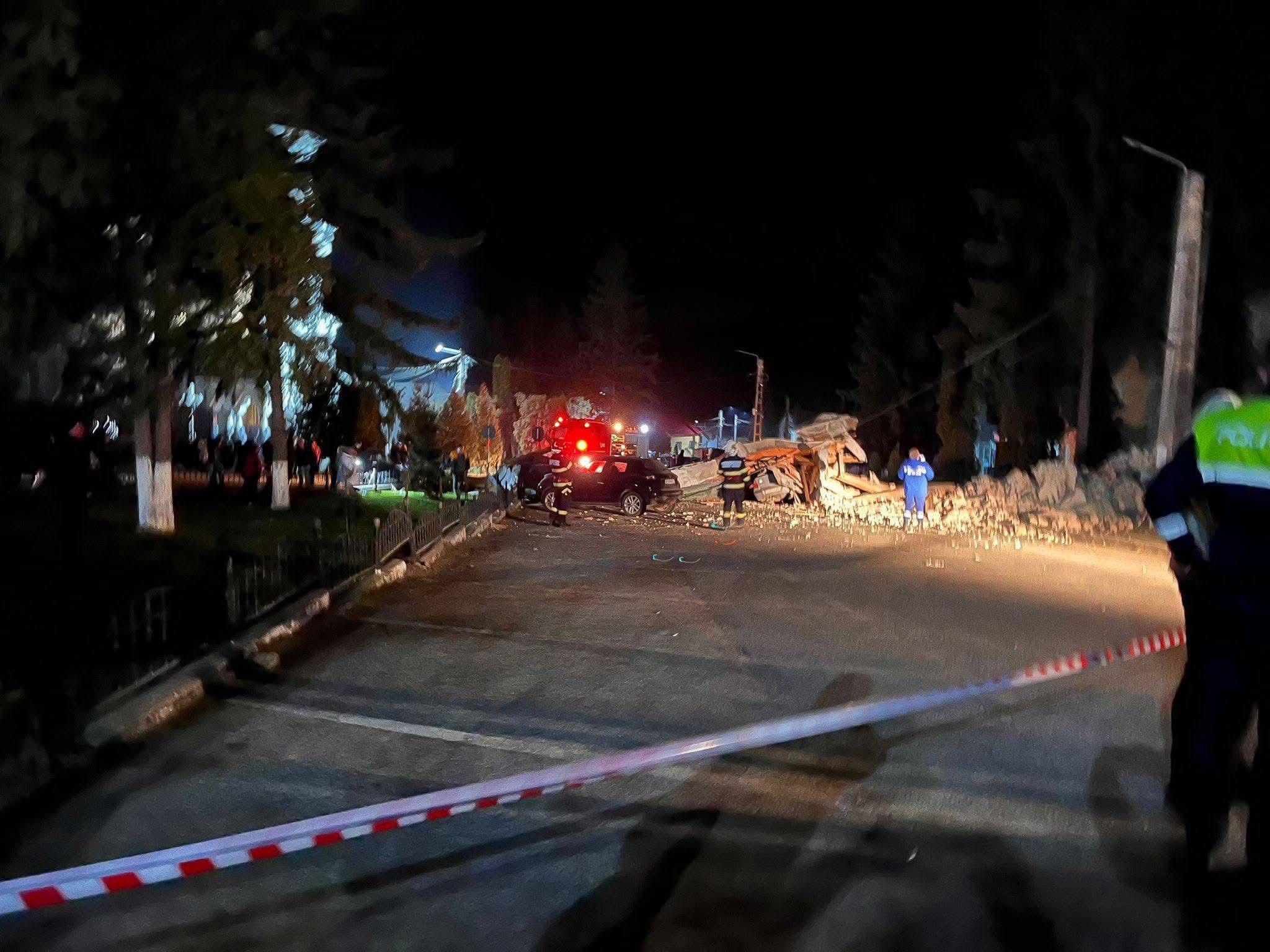 Biserică prăbușită în Cehu Silvaniei, Sălaj. O parte din lăcașul de cult a căzut peste mașini