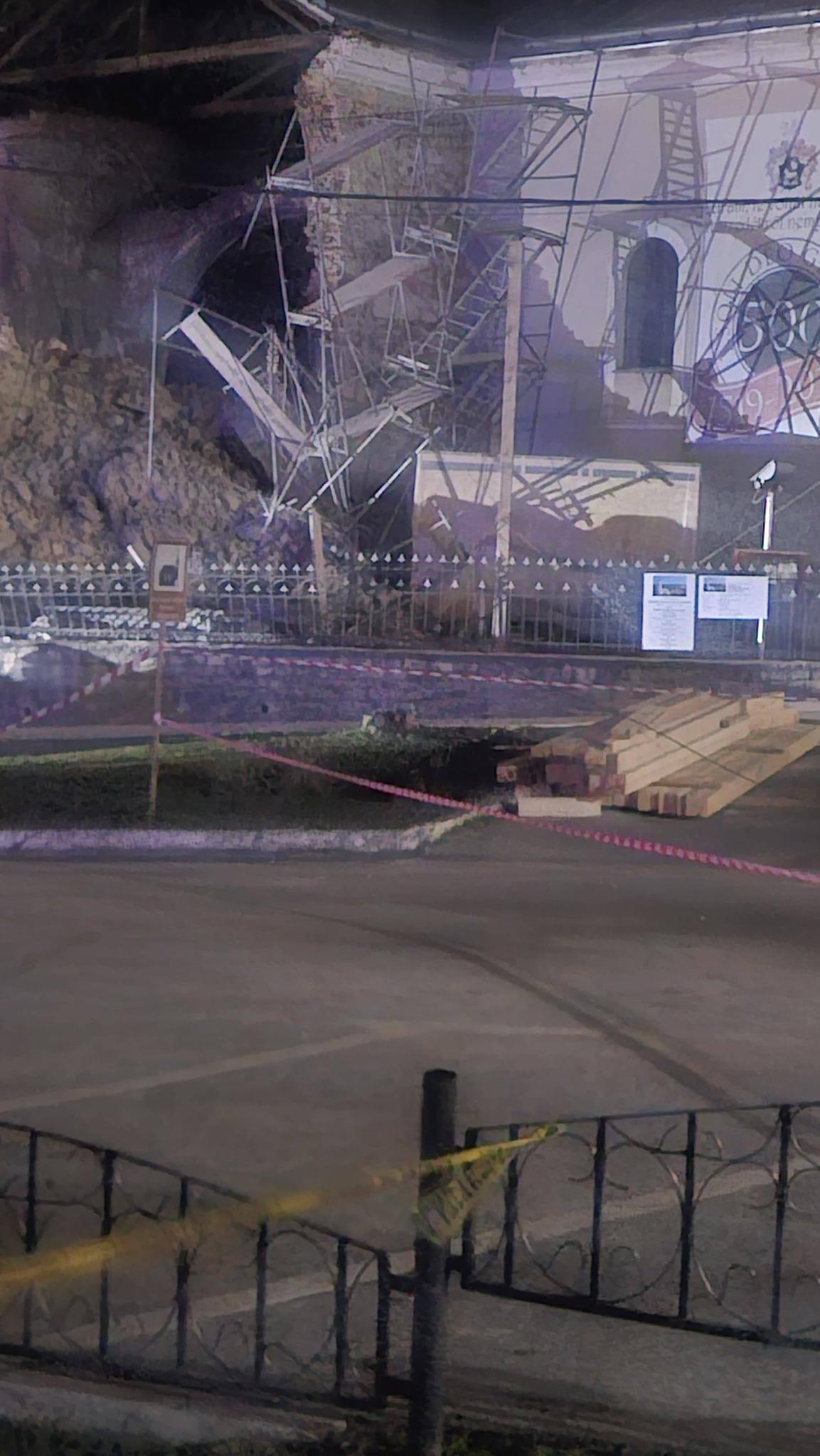 Biserică prăbușită în Cehu Silvaniei, Sălaj. O parte din lăcașul de cult a căzut peste mașini