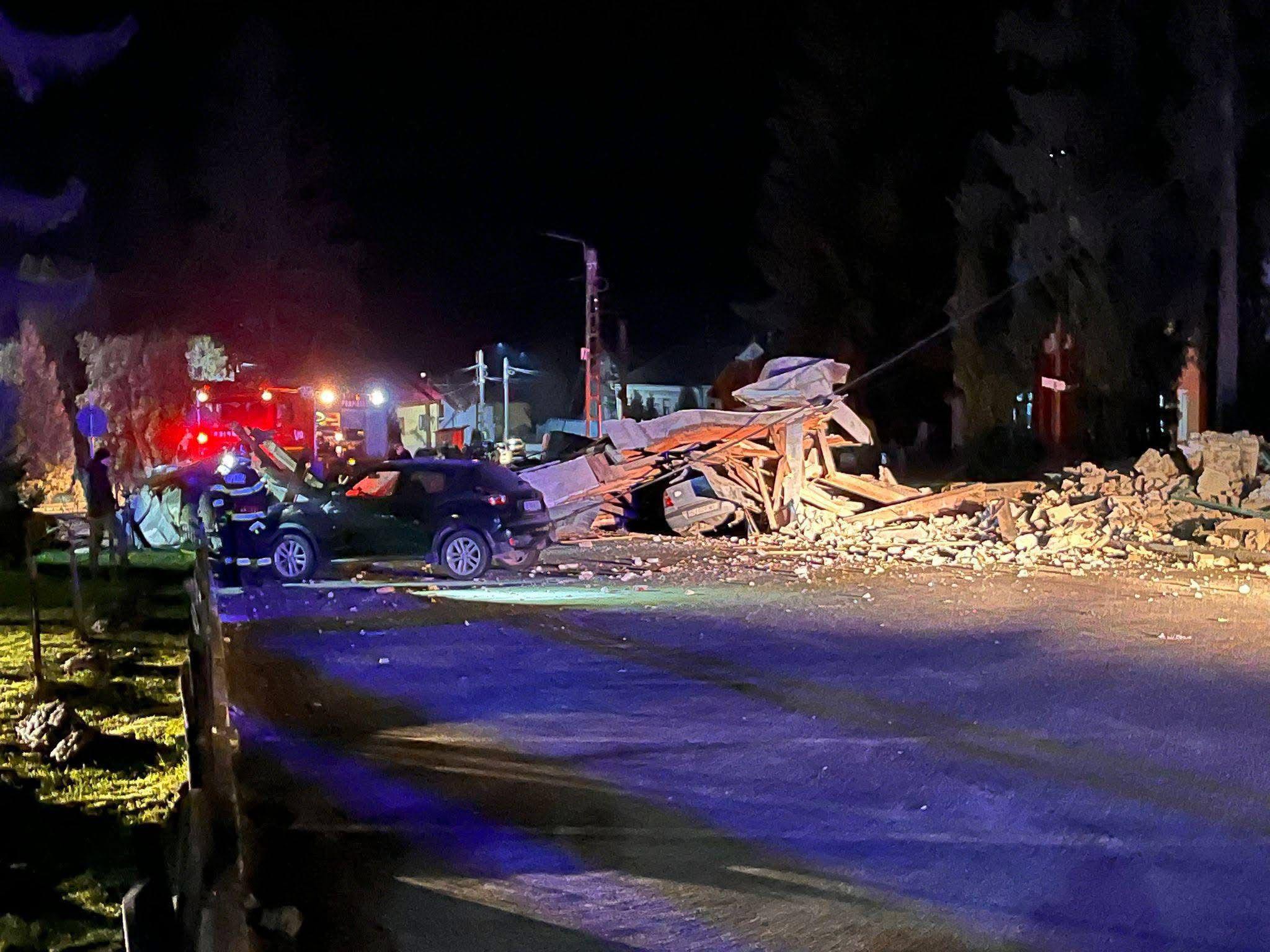 Biserică prăbușită în Cehu Silvaniei, Sălaj. O parte din lăcașul de cult a căzut peste mașini