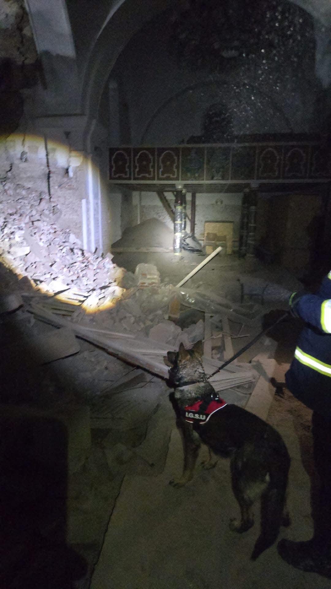 Biserică prăbușită în Cehu Silvaniei, Sălaj. O polițistă, lovită de bucăți desprinse din turlă