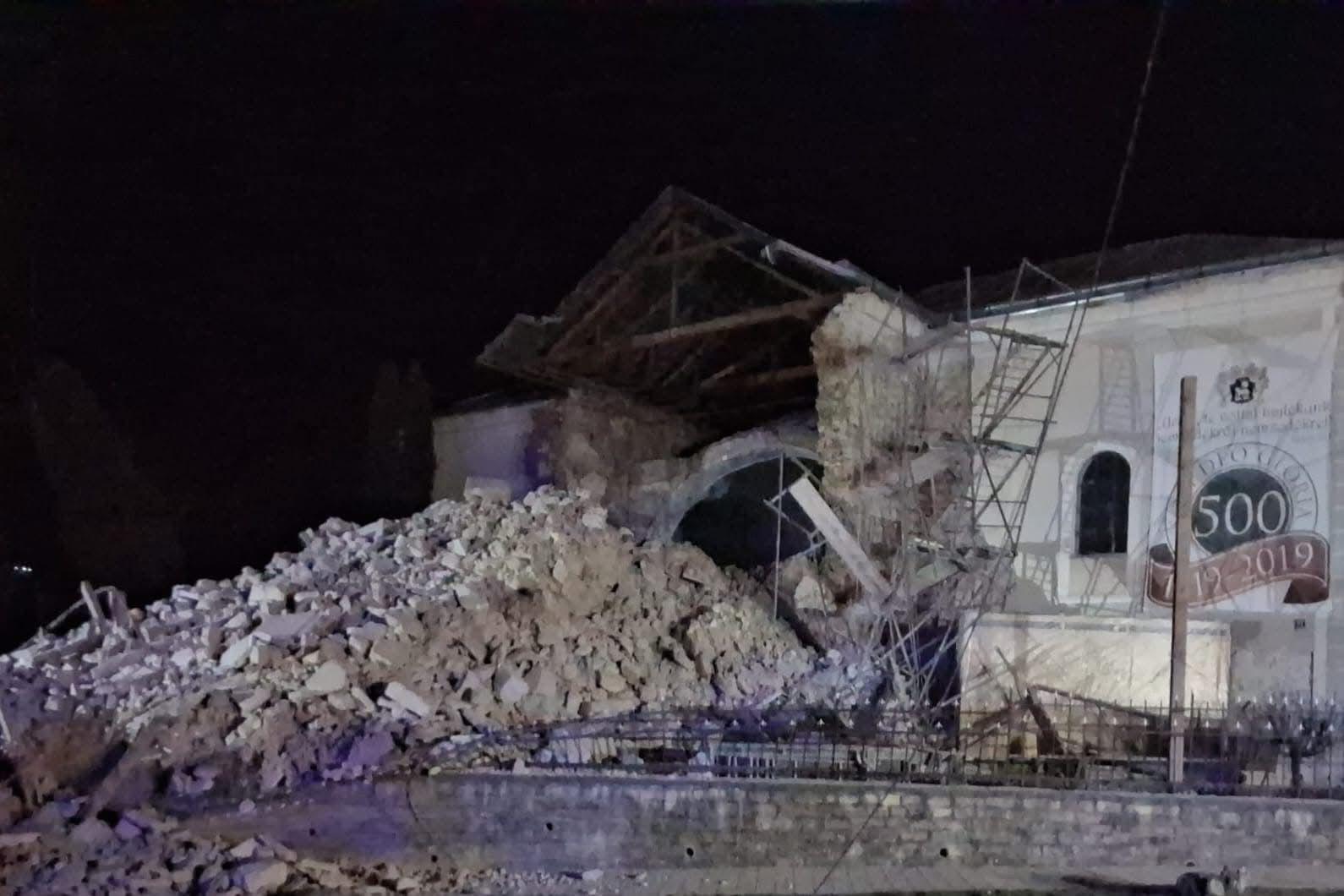 Biserică prăbușită în Cehu Silvaniei, Sălaj. O polițistă, lovită de bucăți desprinse din turlă