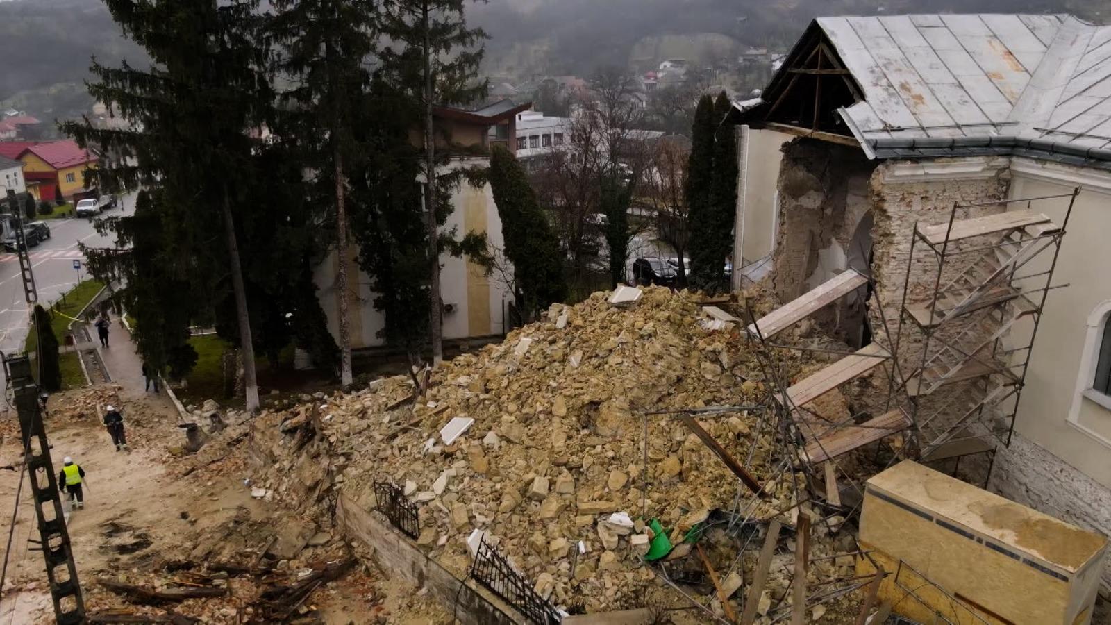 ANIMAŢIE. S-a prăbuşit turnul bisericii de 500 de ani din Sălaj, monument naţional