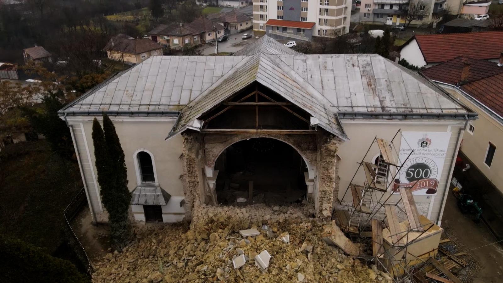 ANIMAŢIE. S-a prăbuşit turnul bisericii de 500 de ani din Sălaj, monument naţional