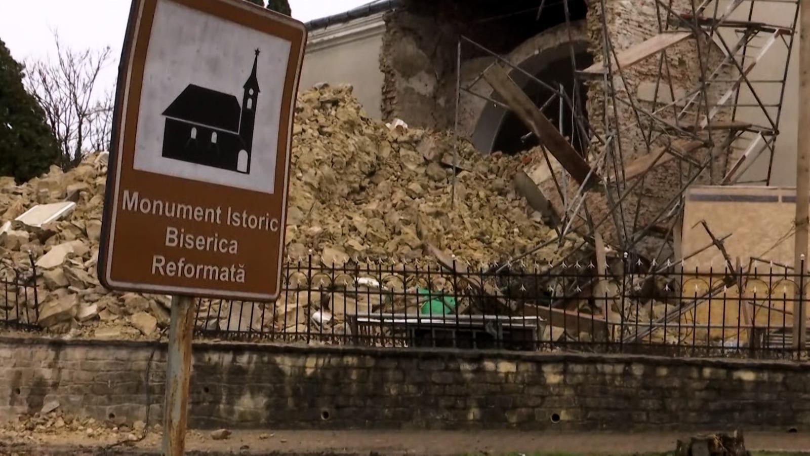 ANIMAŢIE. S-a prăbuşit turnul bisericii de 500 de ani din Sălaj, monument naţional
