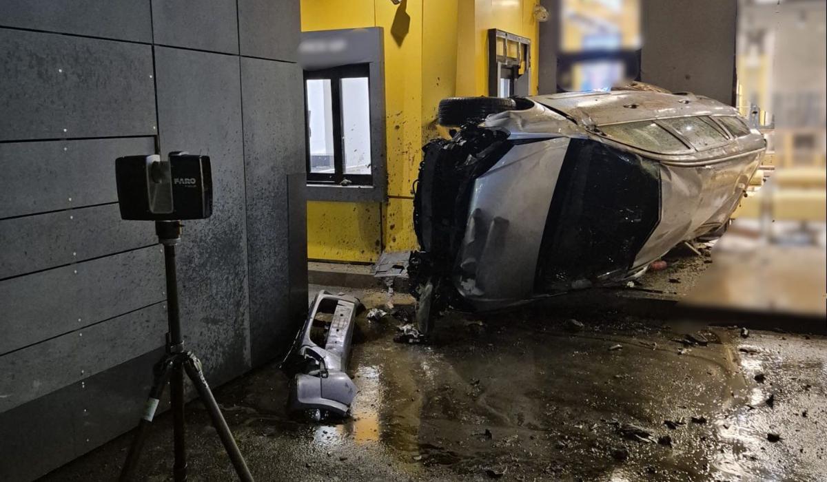 A intrat la drive-thru cu roțile în sus. Un bărbat fără permis s-a oprit cu mașina în ușa unui restaurant