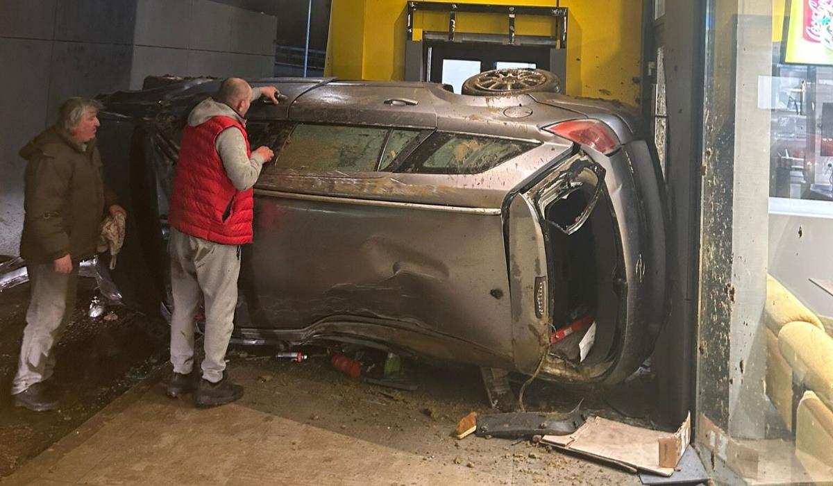 A intrat la drive-thru cu roțile în sus. Un bărbat fără permis s-a oprit cu mașina în ușa unui restaurant