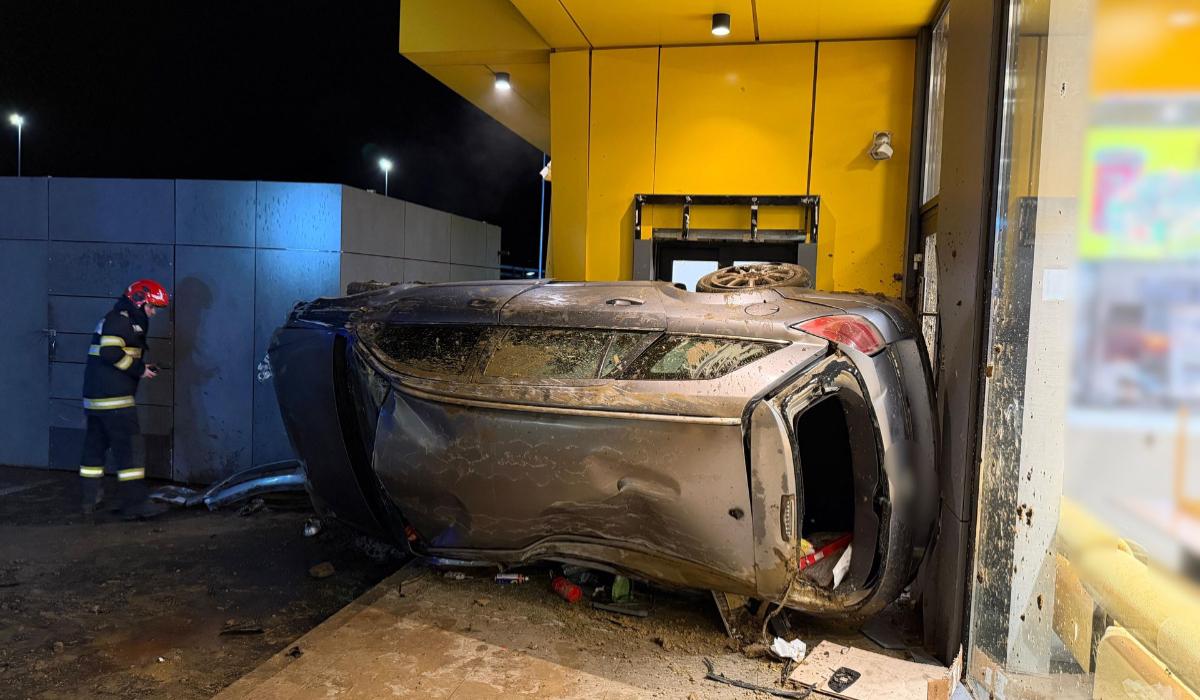 A intrat la drive-thru cu roțile în sus. Un bărbat fără permis s-a oprit cu mașina în ușa unui restaurant