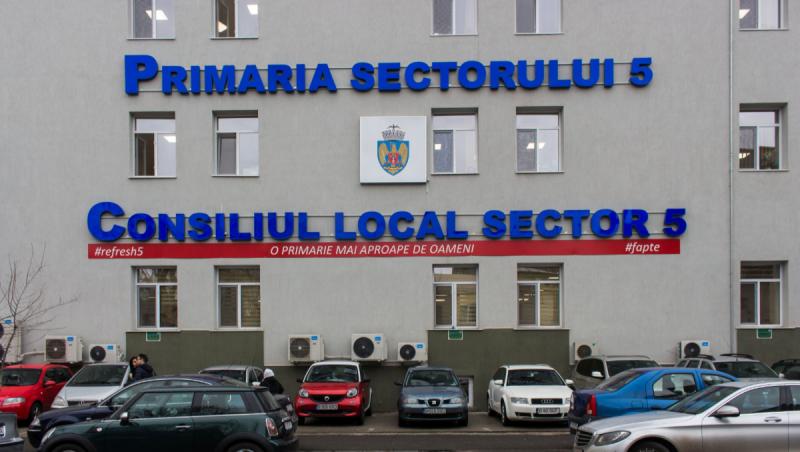 Mită str&acirc;nsă de un poliţist local şi &icirc;mpărţită &icirc;n toaleta instituţiei. Ancheta DNA la Primăria Sectorului 5