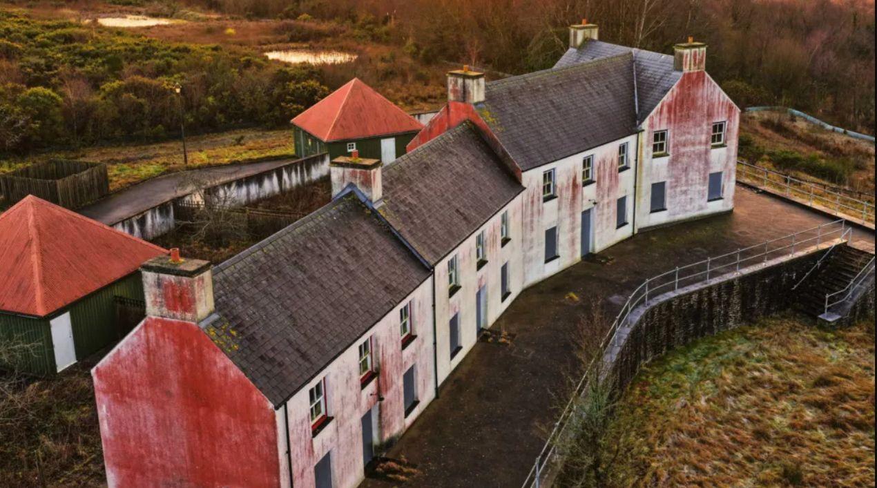 Sat fantomă descoperit întâmplător în Ţara Galilor. A fost abandonat misterios de peste un deceniu