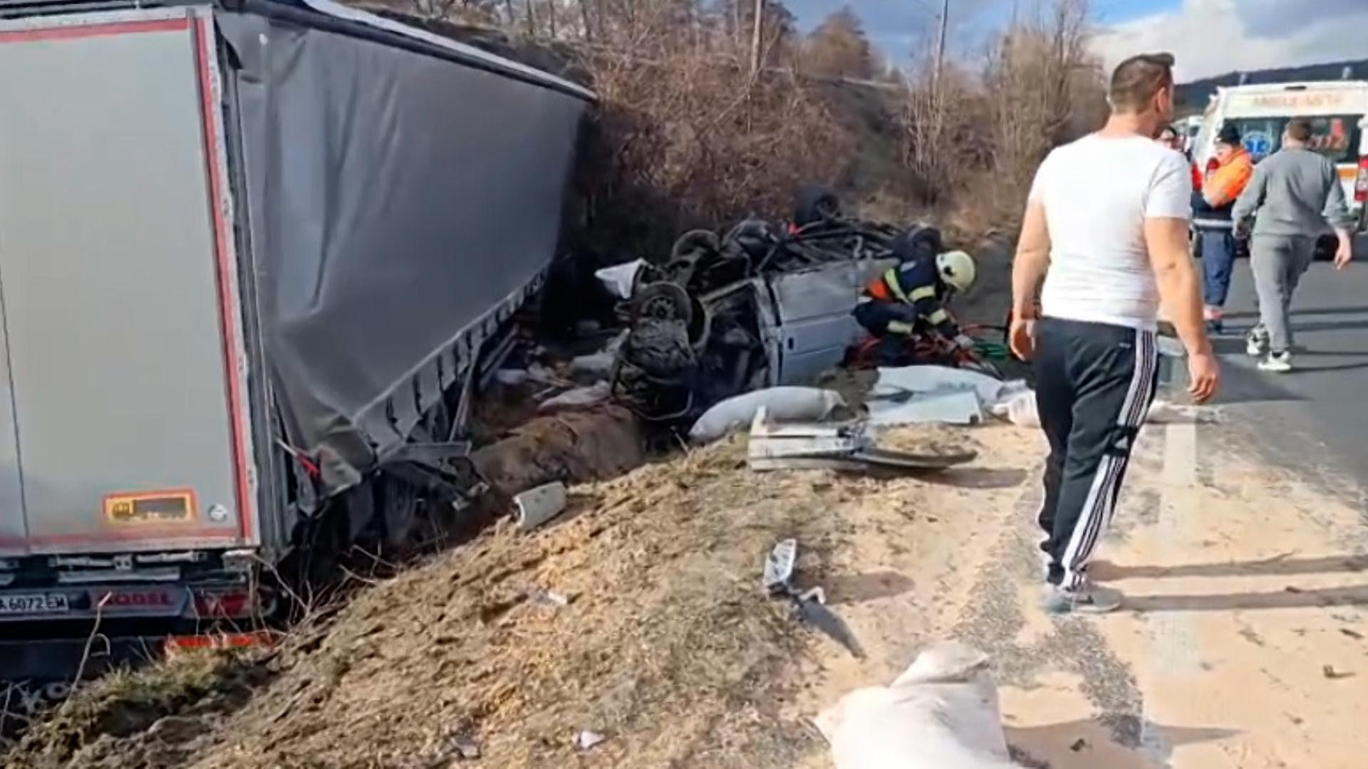 A evitat gropile şi a ucis o familie pe DN6. Acum 12 zile, şoseaua morţii îşi lua tribut 7 suporteri greci