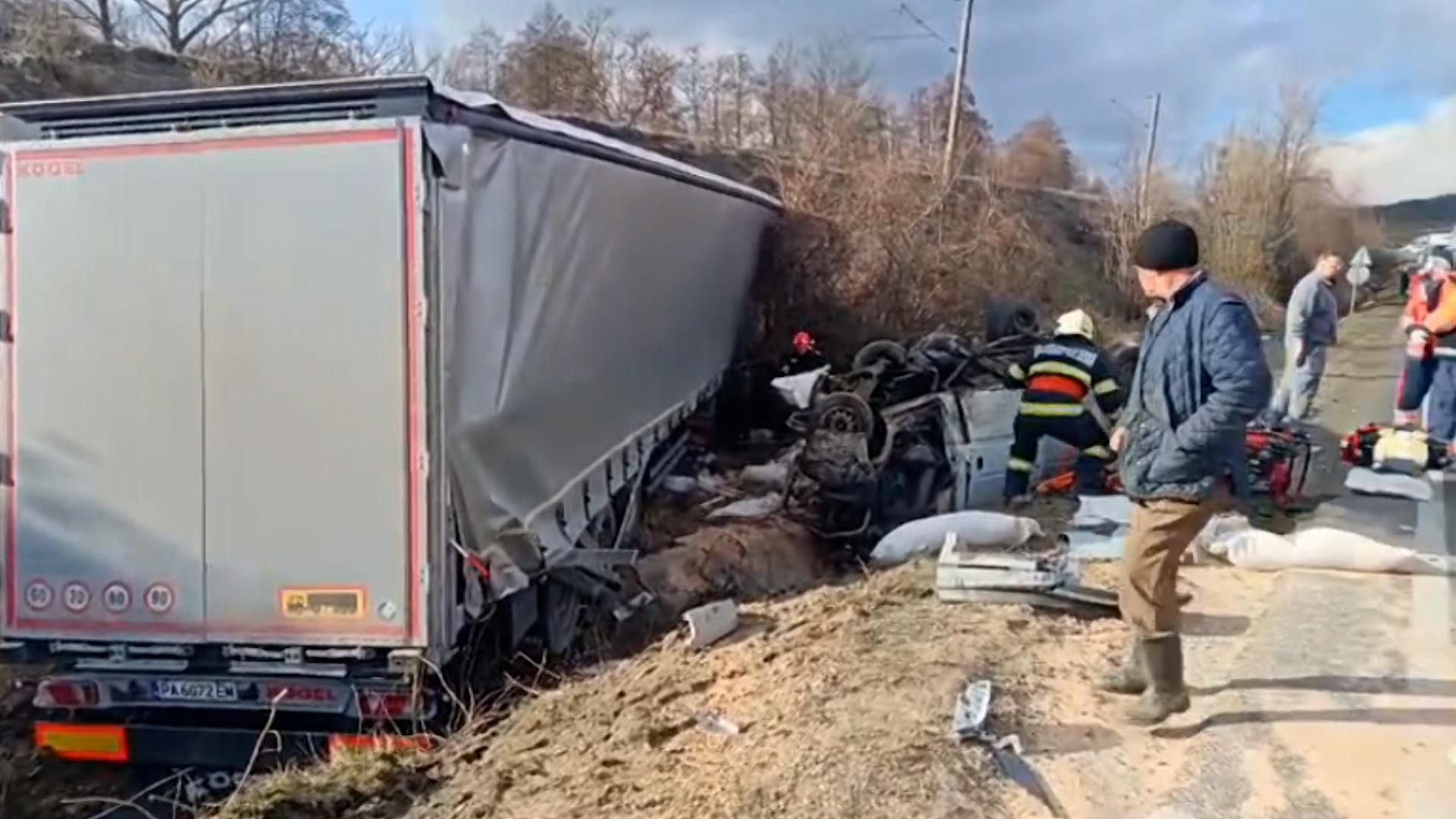 A evitat gropile şi a ucis o familie pe DN6. Acum 12 zile, şoseaua morţii îşi lua tribut 7 suporteri greci