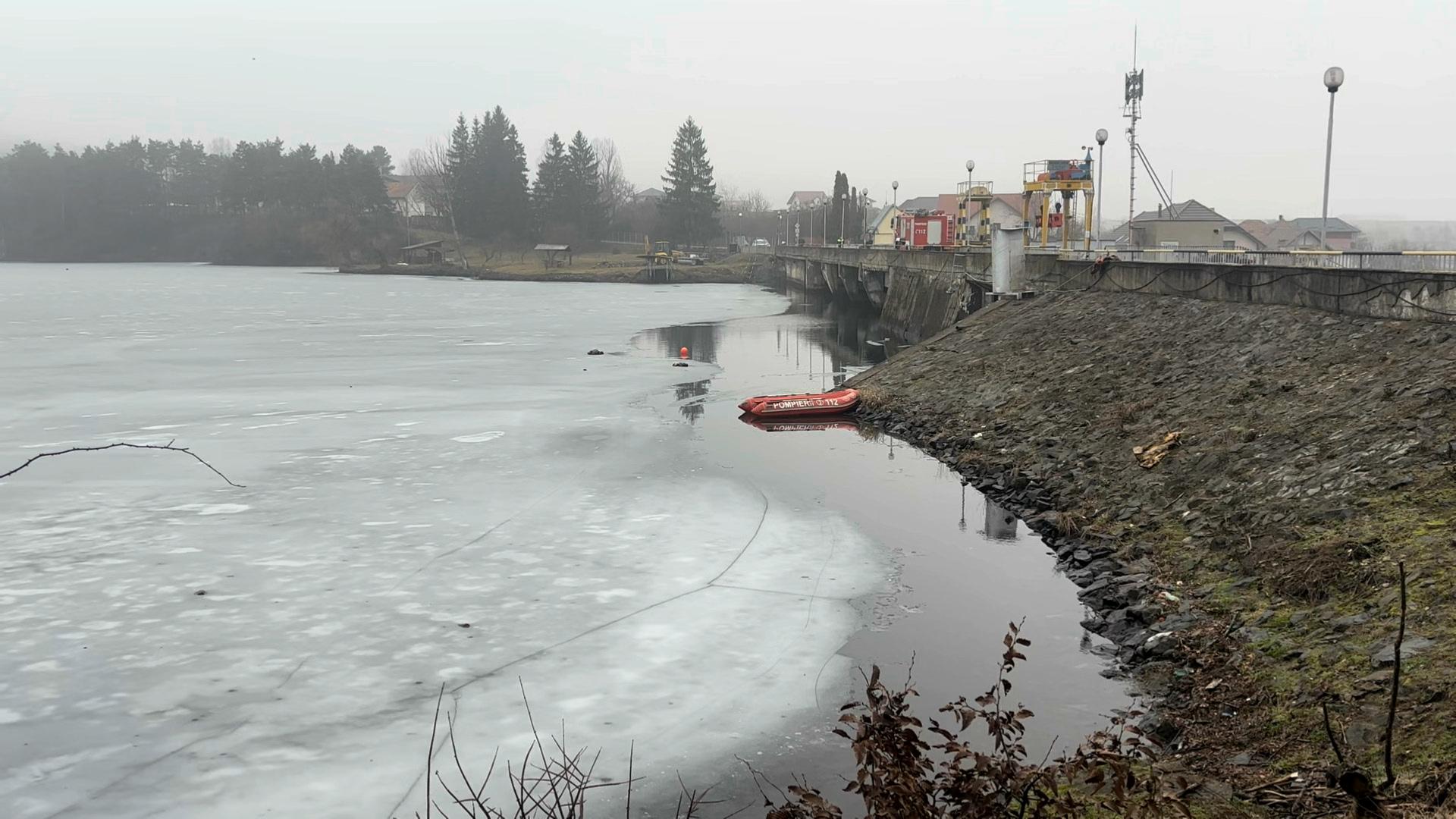 S-a aruncat de pe barajul Gilău şi a refuzat să fie salvat. Trupul bărbatului a fost găsit după 20 de minute