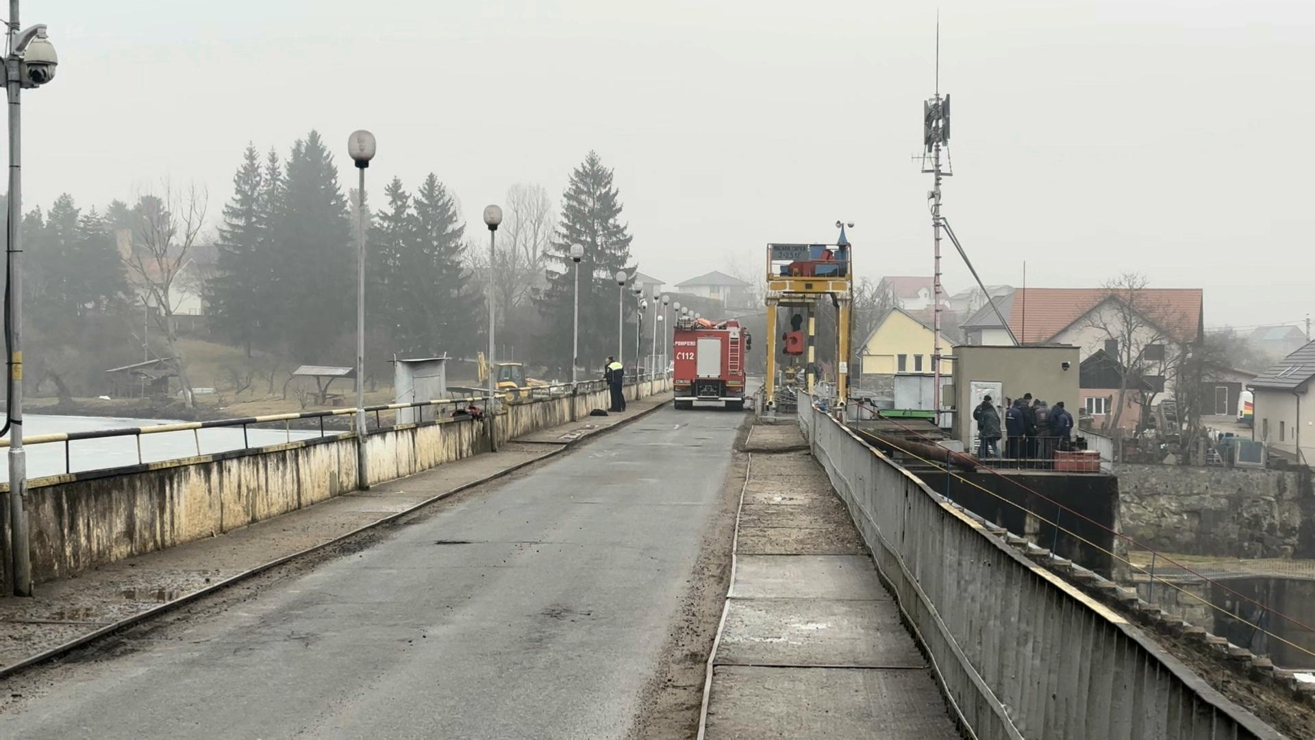 S-a aruncat de pe barajul Gilău şi a refuzat să fie salvat. Trupul bărbatului a fost găsit după 20 de minute