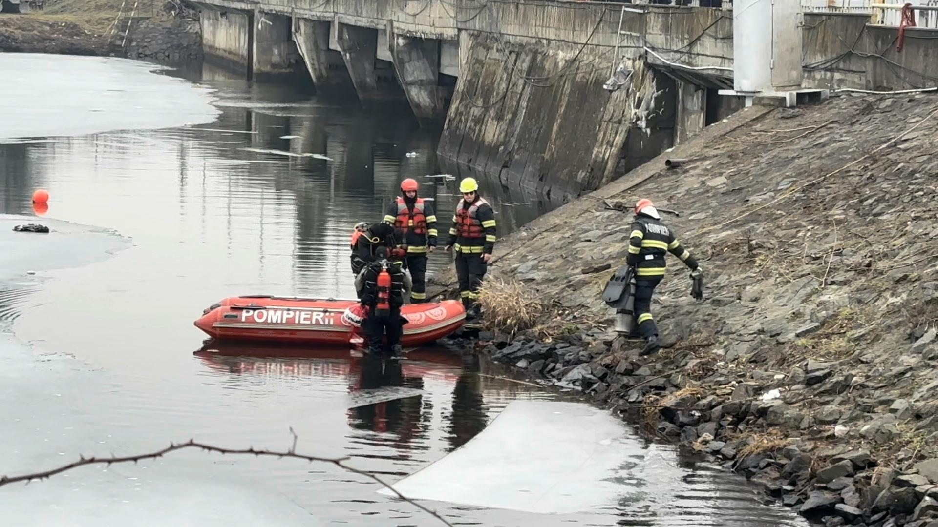 S-a aruncat de pe barajul Gilău şi a refuzat să fie salvat. Trupul bărbatului a fost găsit după 20 de minute