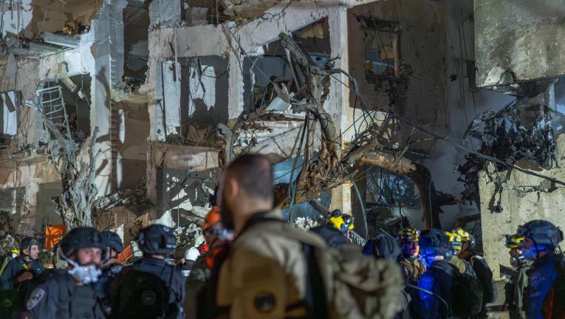 Trump avertizează Iranul să nu riposteze. 1.000 de rom&acirc;ni, prinşi &icirc;ntre bombardamente