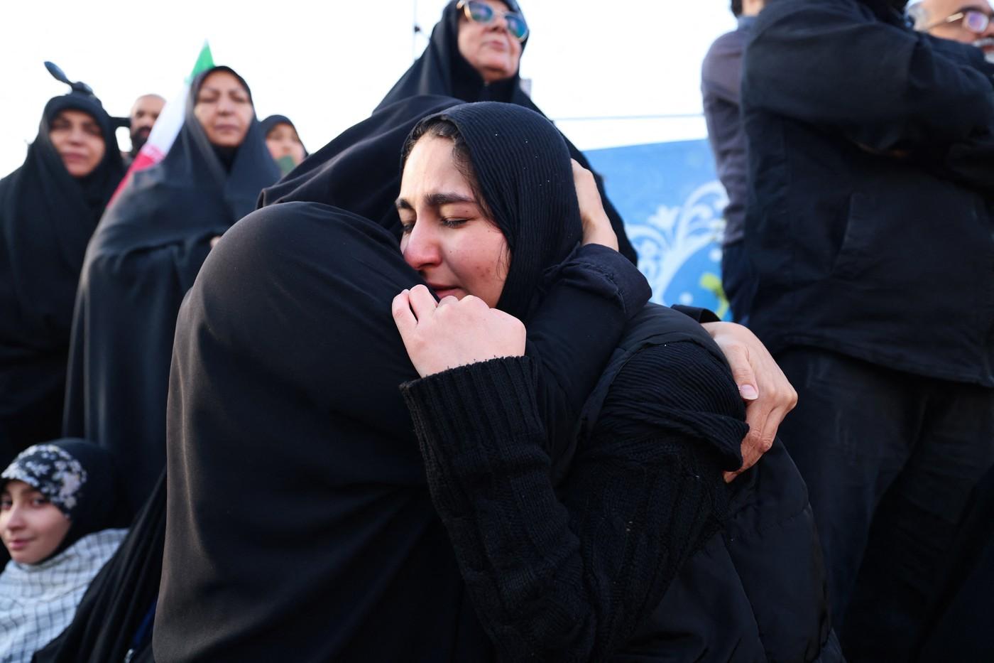 Mii de oameni s-au adunat în centrul Teheranului pentru a plânge moartea lui Ali Khamenei