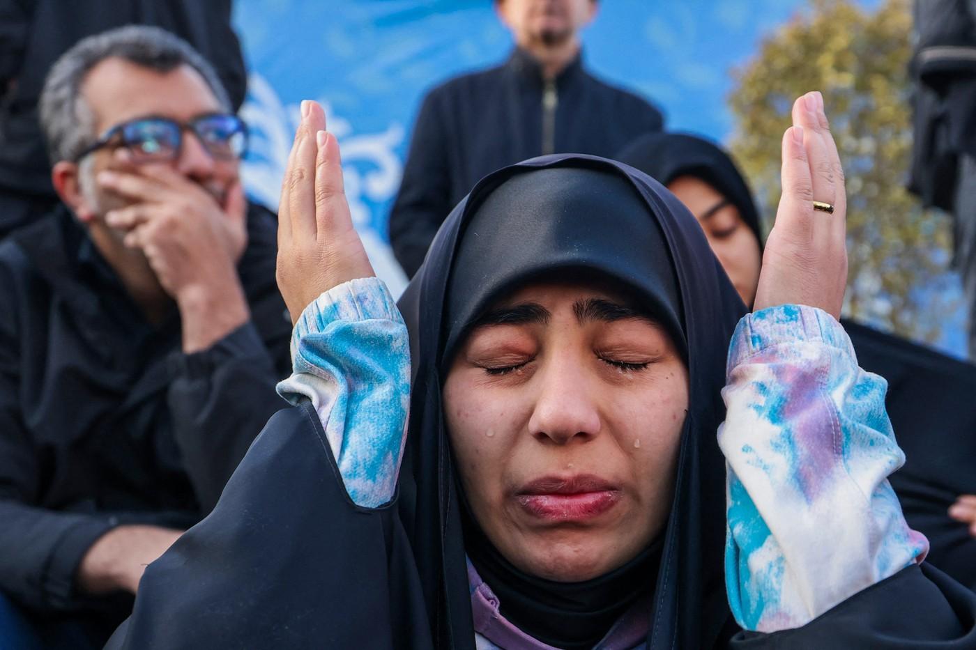 Mii de oameni s-au adunat în centrul Teheranului pentru a plânge moartea lui Ali Khamenei