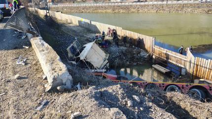 Un șofer străin a ajuns cu o autoutilitară direct în șanț, în Vâlcea