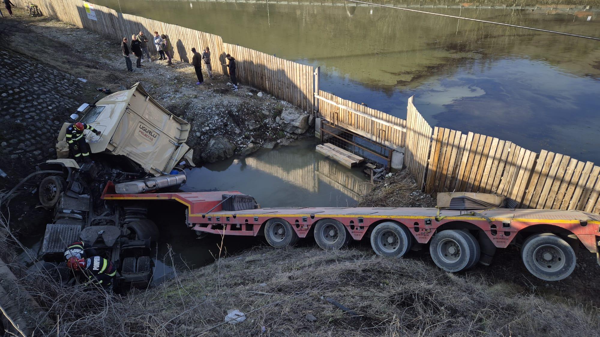 Un șofer străin a ajuns cu o autoutilitară direct în șanț, în Vâlcea