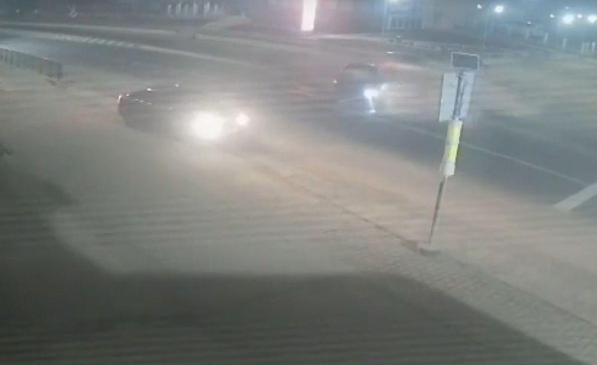 Momentul când două mașini se izbesc violent pe un drum din județul Iași. Trei persoane au fost rănite