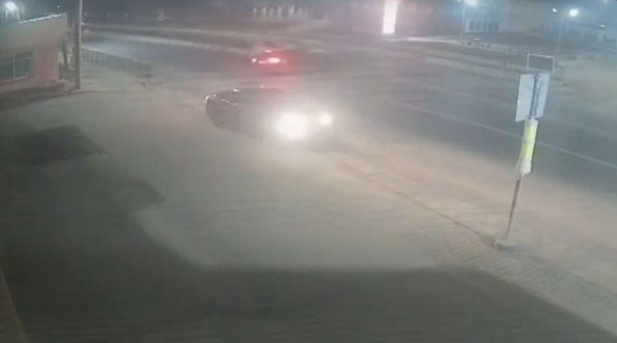 Momentul când două mașini se izbesc violent pe un drum din județul Iași. Trei persoane au fost rănite