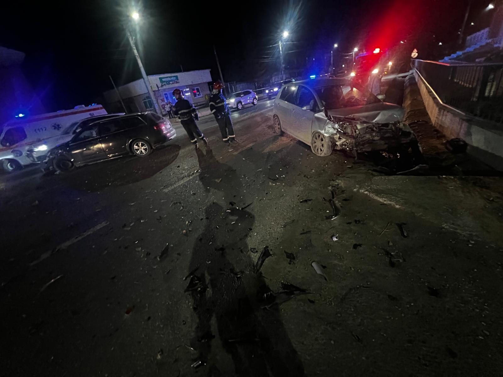 Momentul când două mașini se izbesc violent pe un drum din județul Iași. Trei persoane au fost rănite