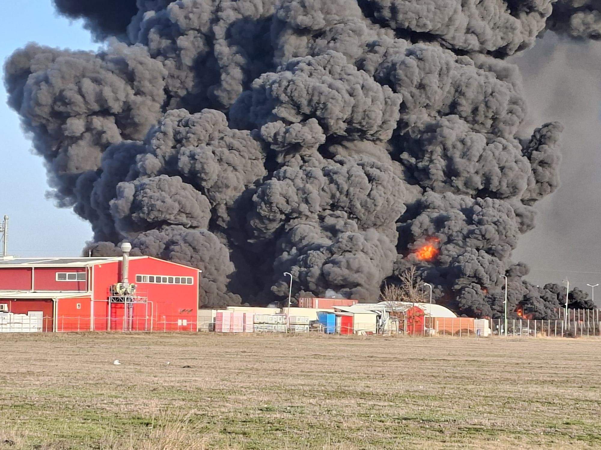 Incendiu violent la o fabrică de polistiren din Arad. A fost emis Ro-Alert