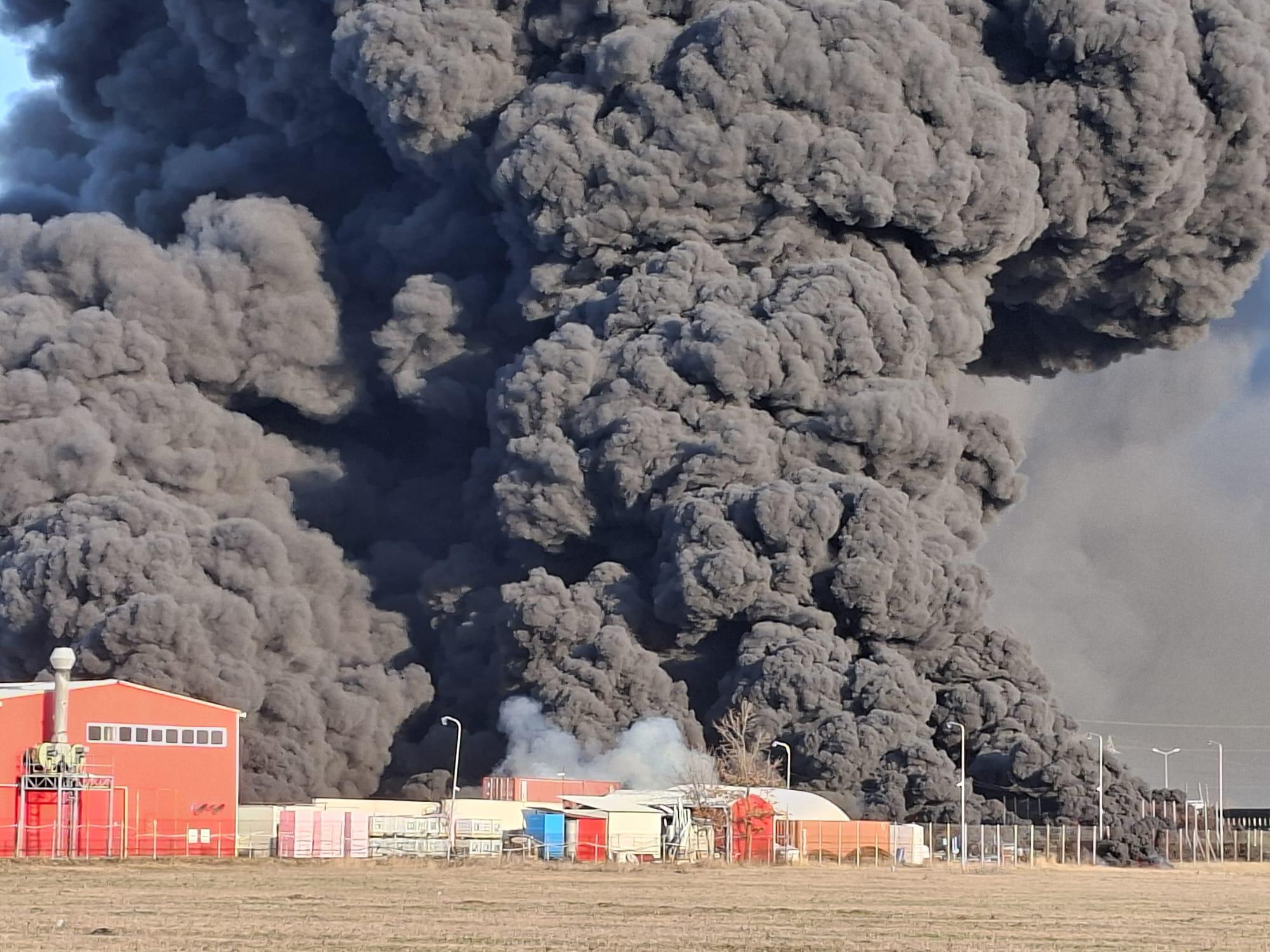 Incendiu violent la o fabrică de polistiren din Arad. A fost emis Ro-Alert
