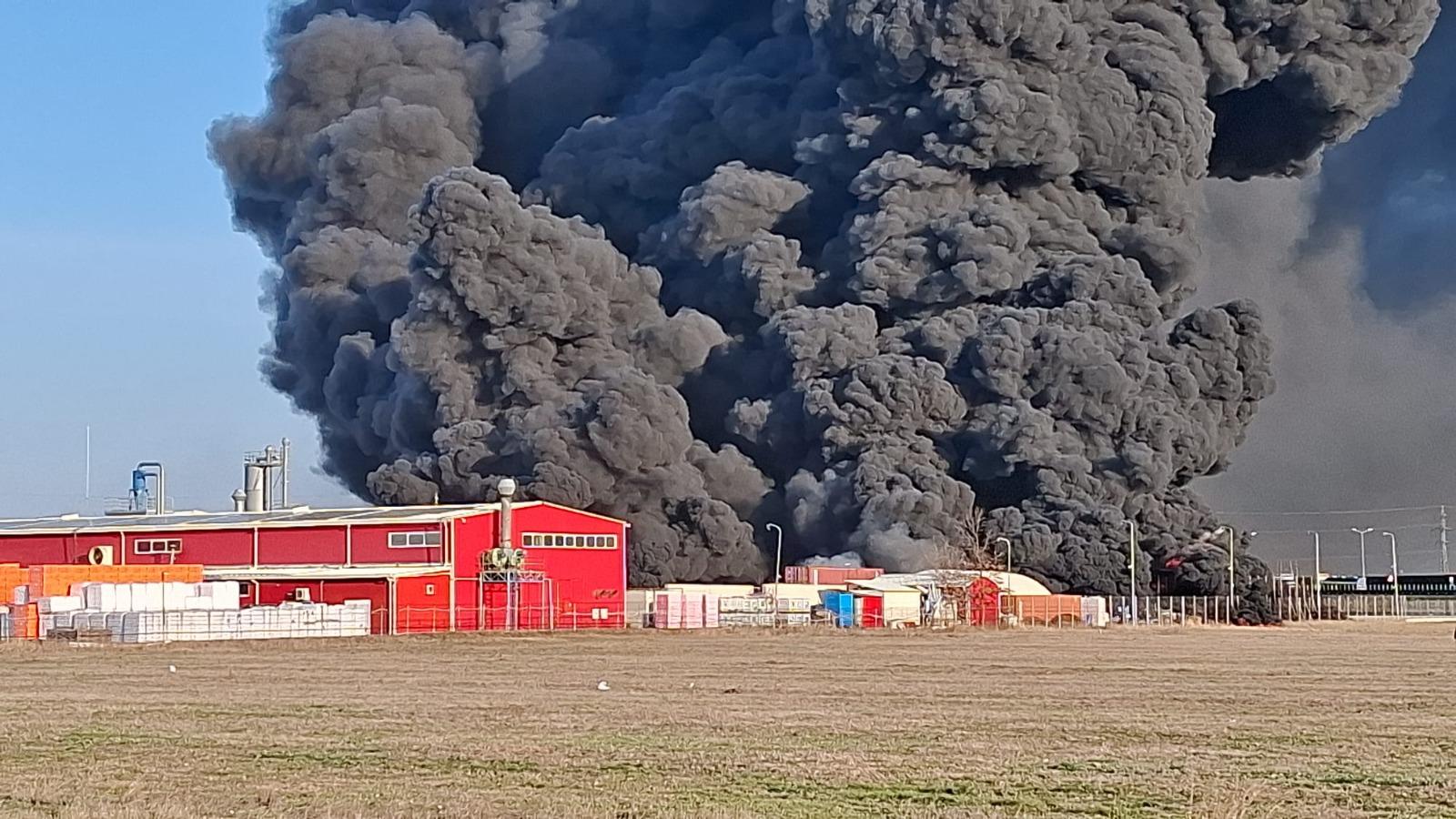 Incendiu violent la o fabrică de polistiren din Arad. A fost emis Ro-Alert