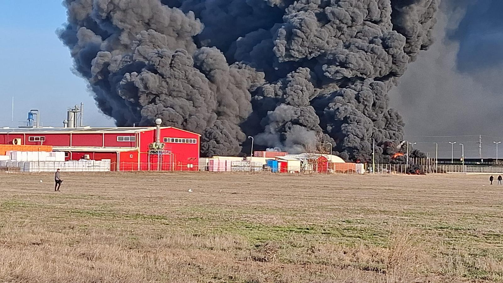 Incendiu violent la o fabrică de polistiren din Arad. A fost emis Ro-Alert