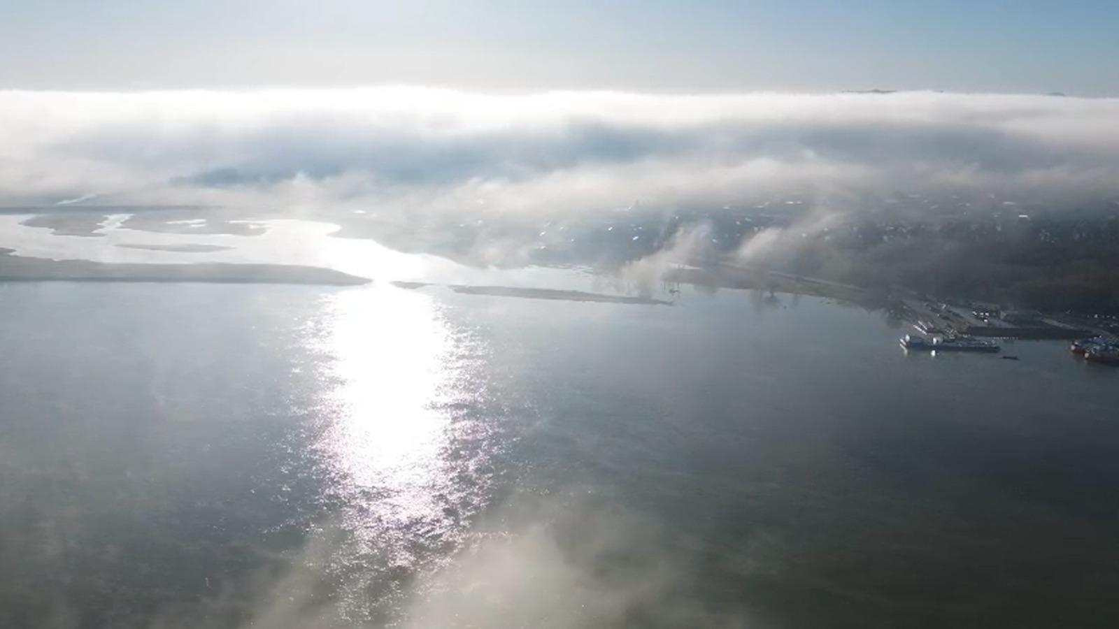 "Fierbe" Dunărea. Fenomen spectaculos și rar, la Galați