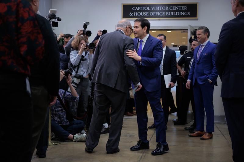 Marco Rubio încălţat cu pantofi prea mari, făcuți cadou de Donald Trump: "Toți se tem să nu îi poarte" Marco Rubio încălţat cu pantofi prea mari, făcuți cadou de Donald Trump: "Toți se tem să nu îi poarte"
