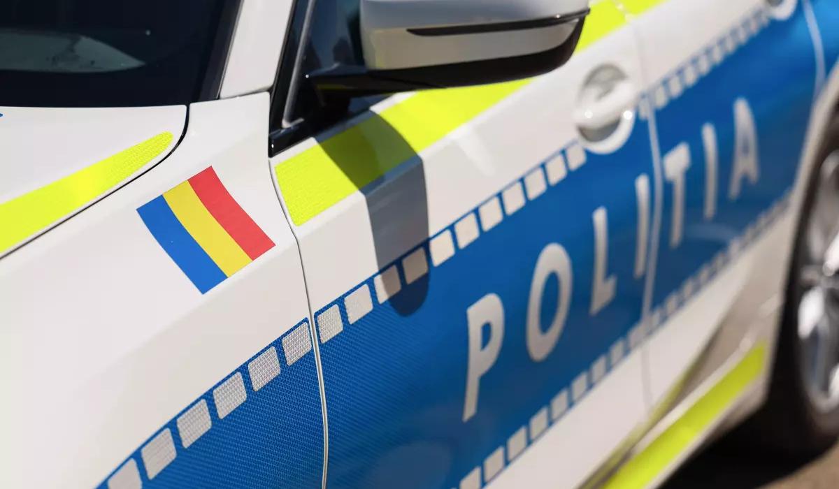 Un bărbat prins la braconaj a lovit intenţionat maşina poliţiei în timp ce încerca să scape