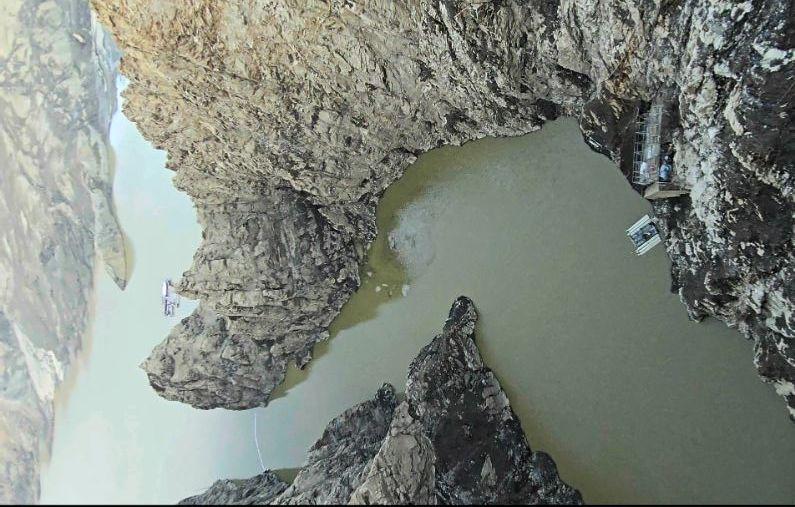 Poluare pe lacul Vidraru, alertă pentru localnicii din Curtea de Argeș