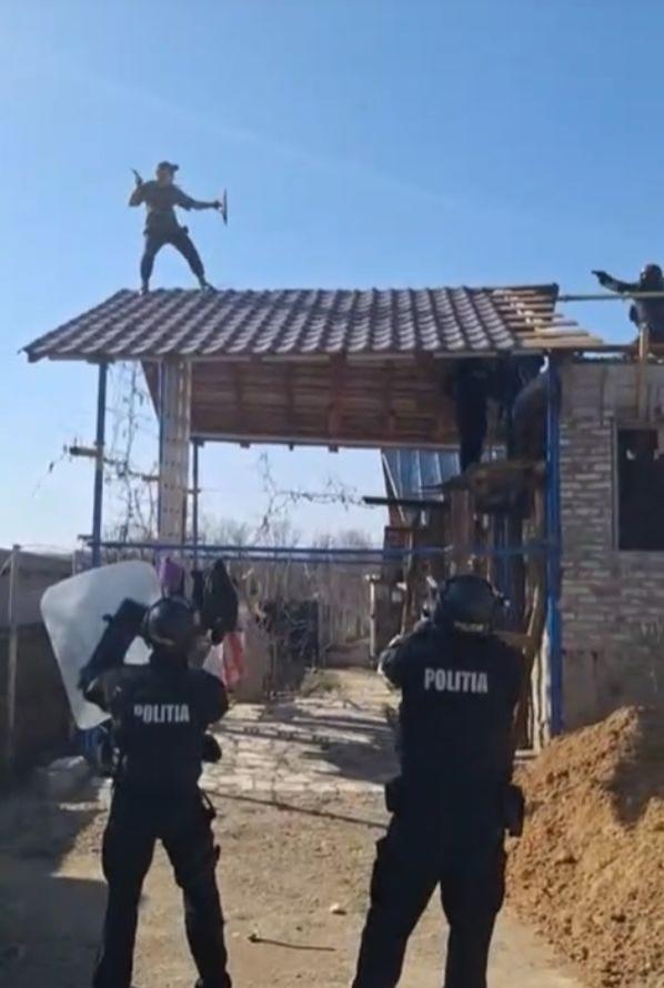 Momentul când luptătorii SAS încearcă să dea jos un bărbat înarmat cu o sabie de pe un acoperiş