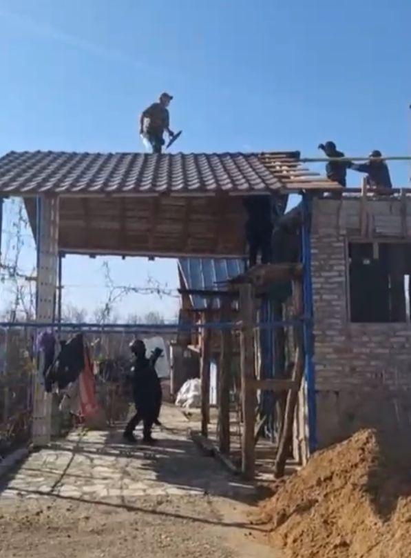 Momentul când luptătorii SAS încearcă să dea jos un bărbat înarmat cu o sabie de pe un acoperiş