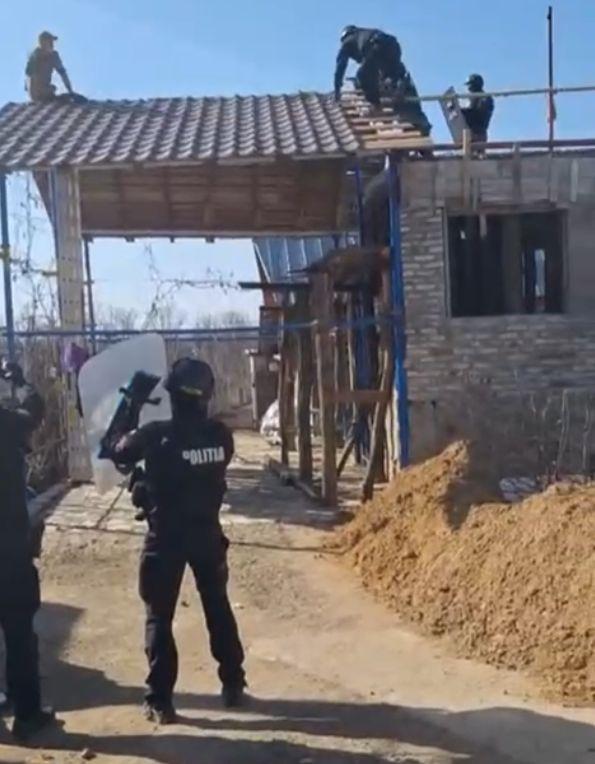 Momentul când luptătorii SAS încearcă să dea jos un bărbat înarmat cu o sabie de pe un acoperiş