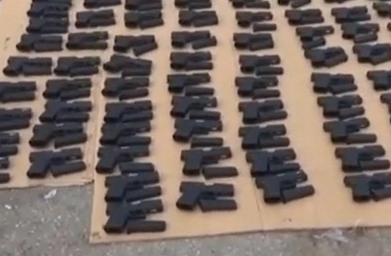 106 pistoale şi mii de pachete de ţigări, găsite într-un TIR din Turcia. Unde trebuia să ajungă "transportul"