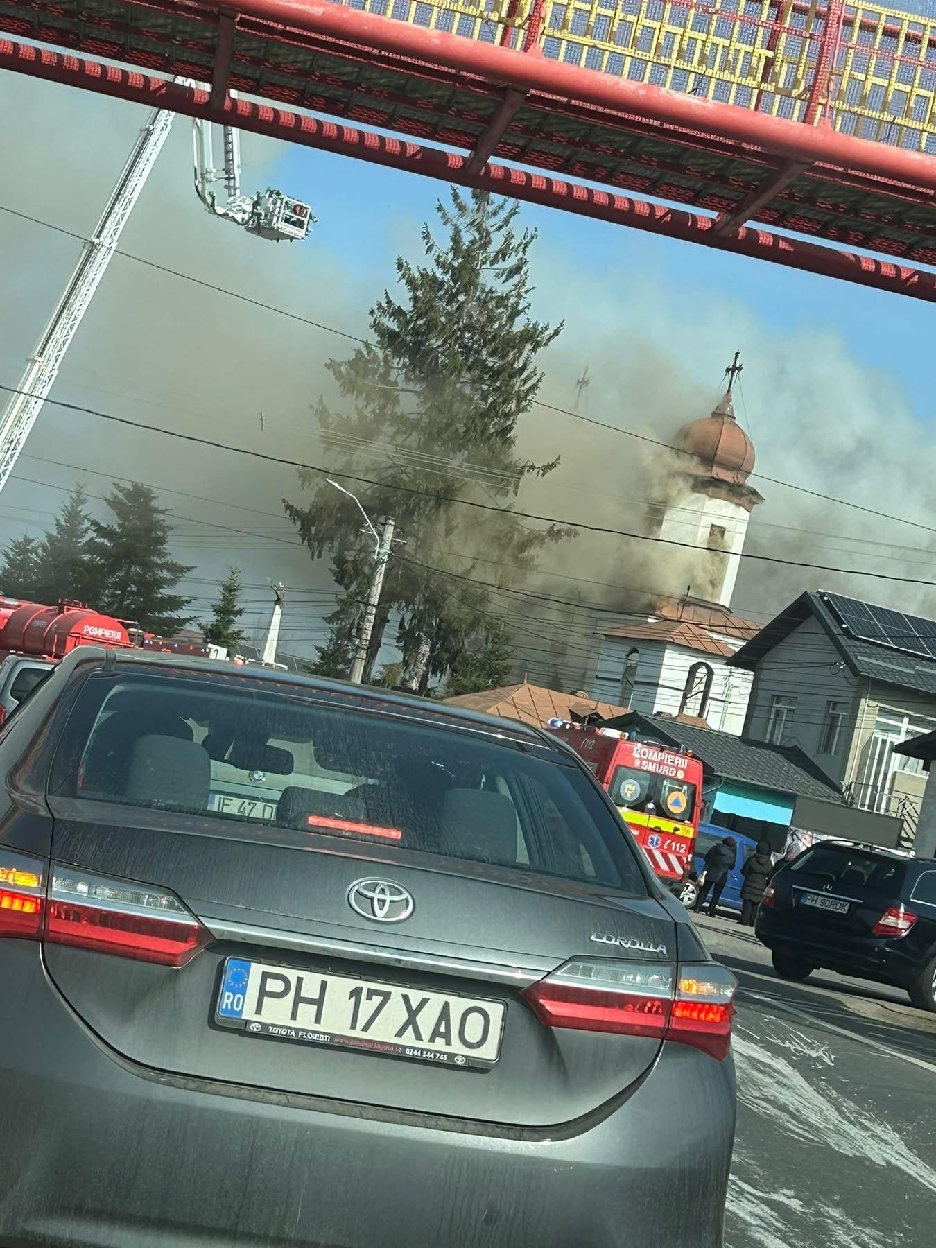 O biserică-monument istoric din Prahova a luat foc chiar de Duminica Sfintei Cruci. 120 de persoane, evacuate