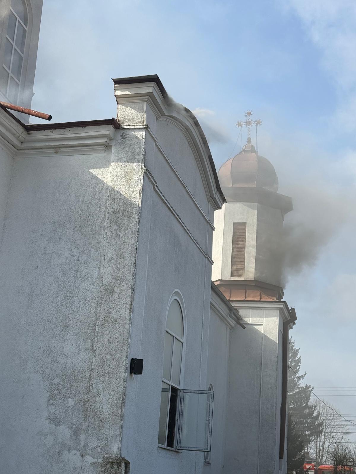 O biserică-monument istoric din Prahova a luat foc chiar de Duminica Sfintei Cruci. 120 de persoane, evacuate