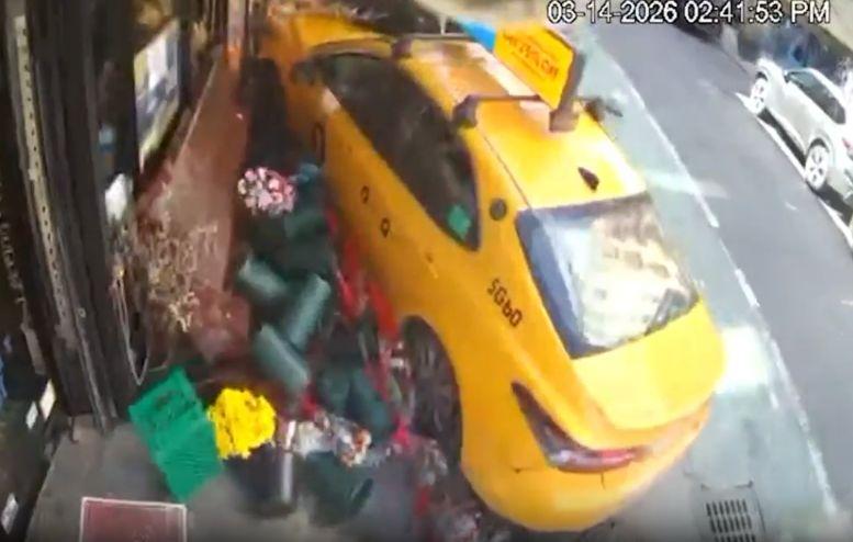 Momentul terifiant când un taxi scăpat de sub control intră în două femei în faţa unui magazin din SUA