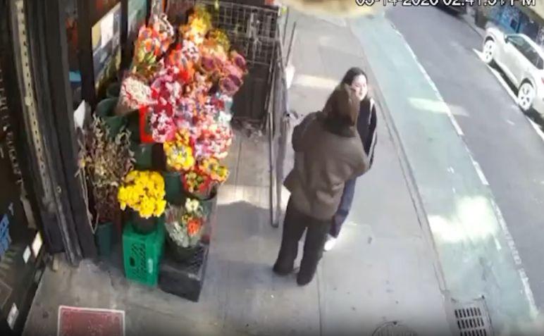 Momentul terifiant când un taxi scăpat de sub control intră în două femei în faţa unui magazin din SUA