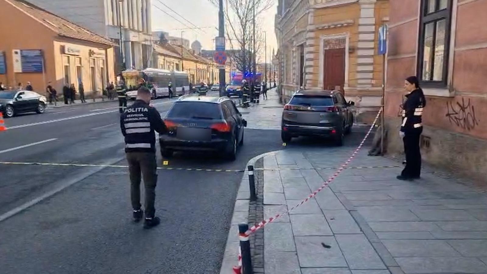 O femeie din Cluj, strivită de un perete, după ce o mașină a ricoșat pe trotuar în urma unui accident