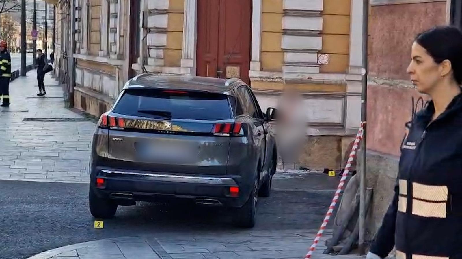 O femeie din Cluj, strivită de un perete, după ce o mașină a ricoșat pe trotuar în urma unui accident