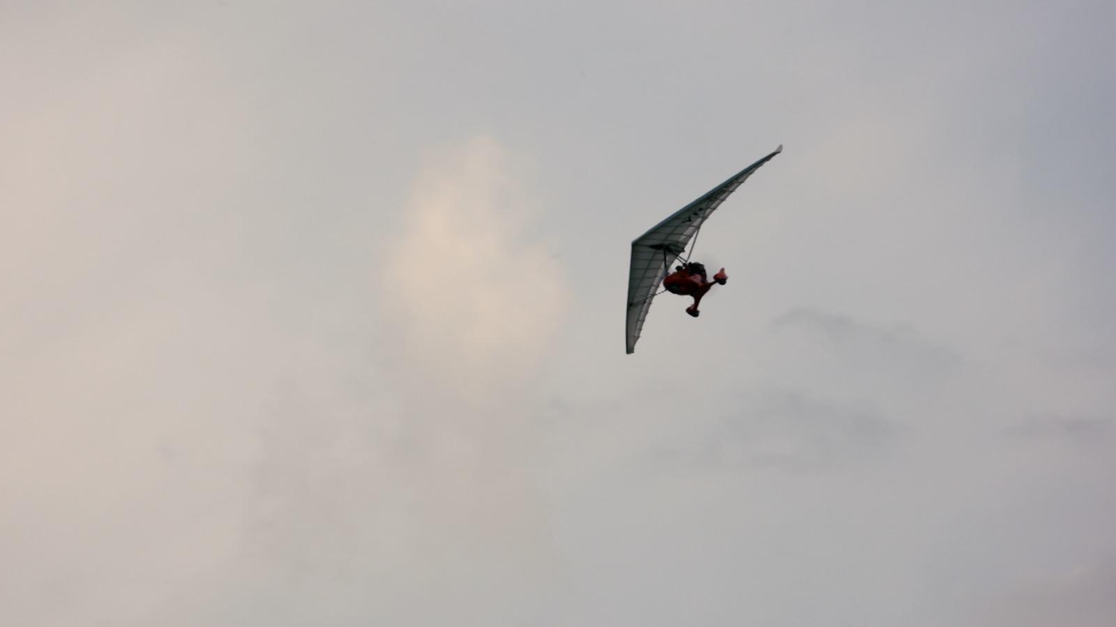 Tânără, moartă în accident de parapantă, sub ochii iubitului. O aripă s-a rupt în zbor