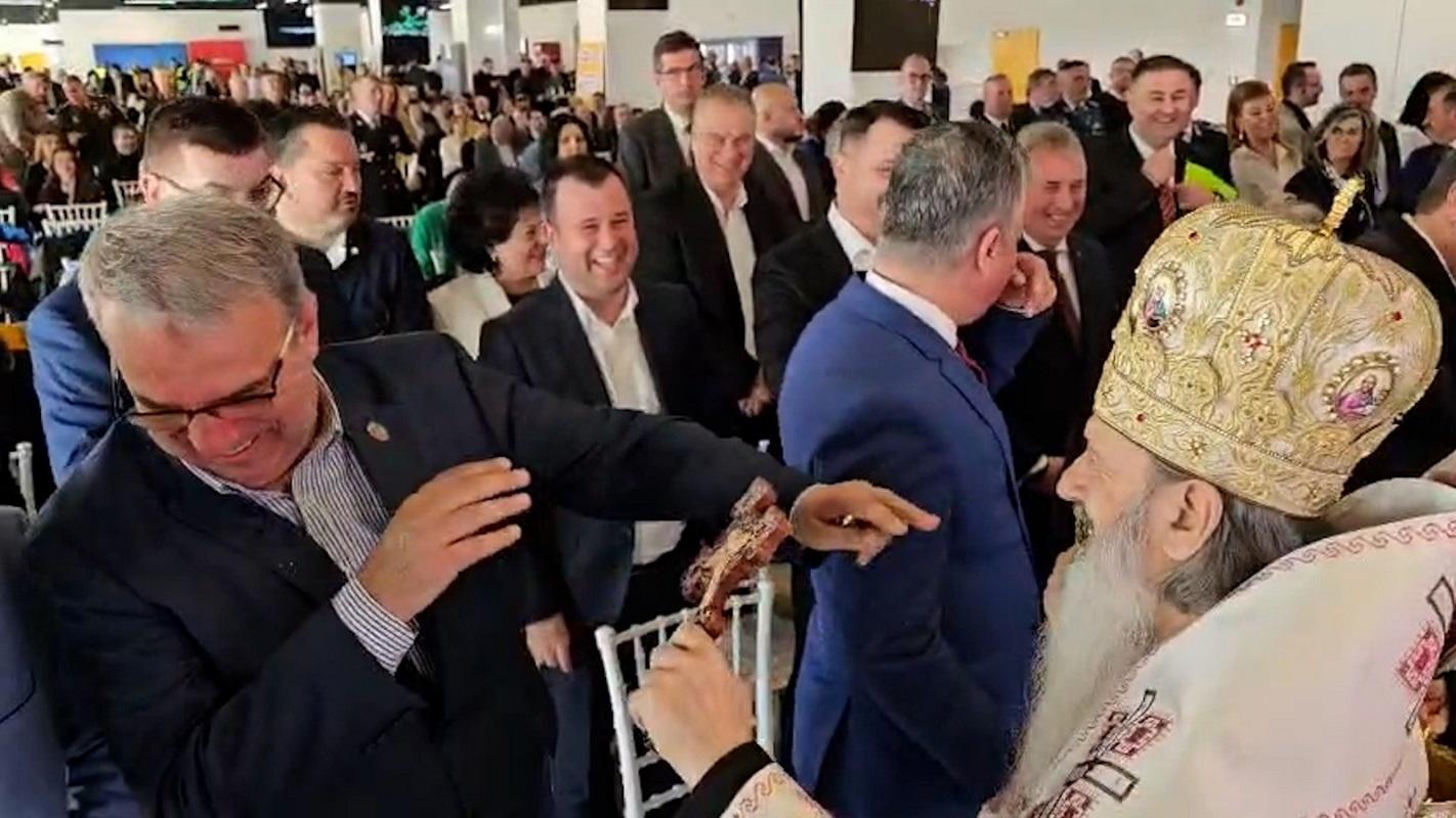 Moment amuzant cu IPS Teodosie şi primarul Constanţei, la inaugurarea terminalului de la Mihail Kogălniceanu